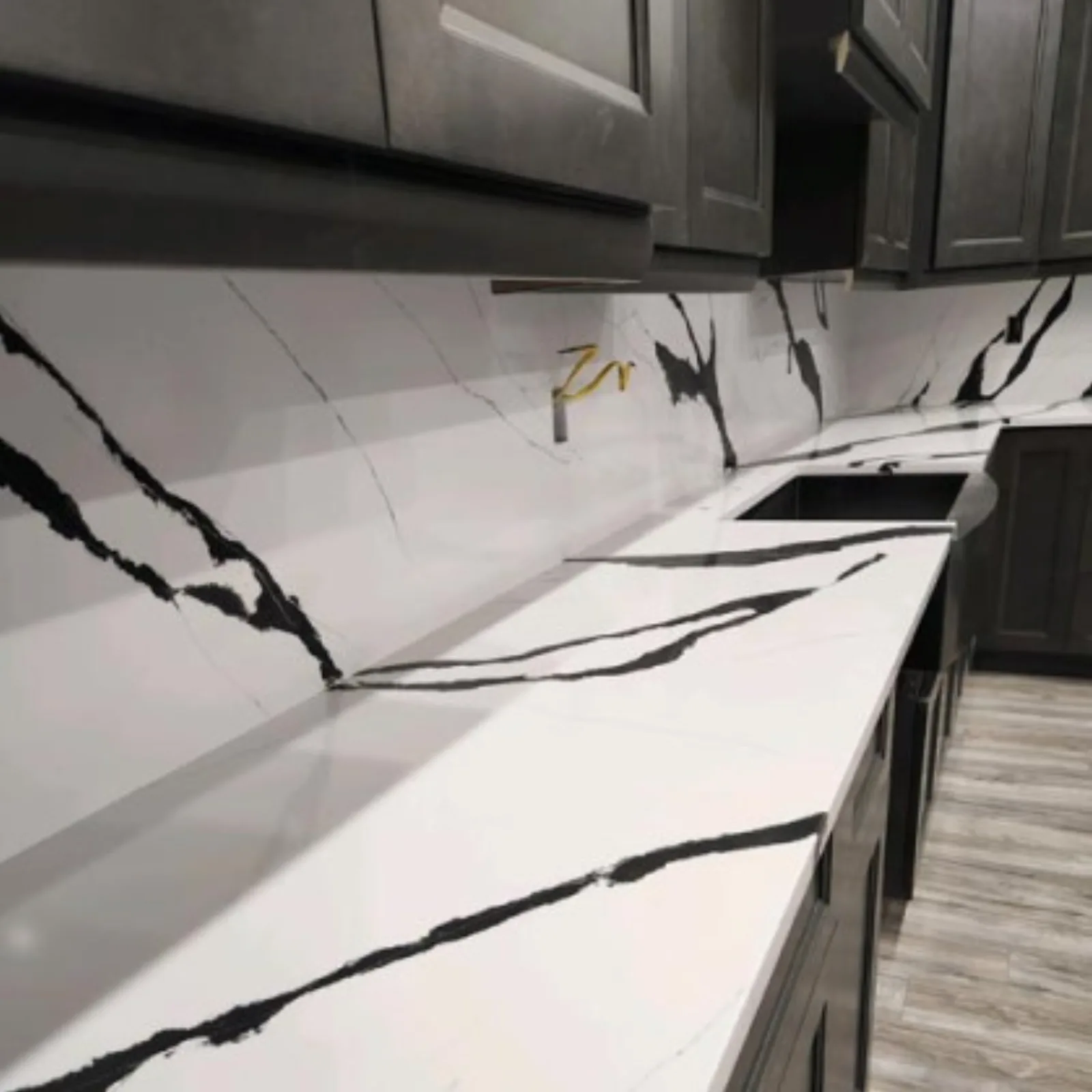 Countertop and backsplash in dramatically veined quartz